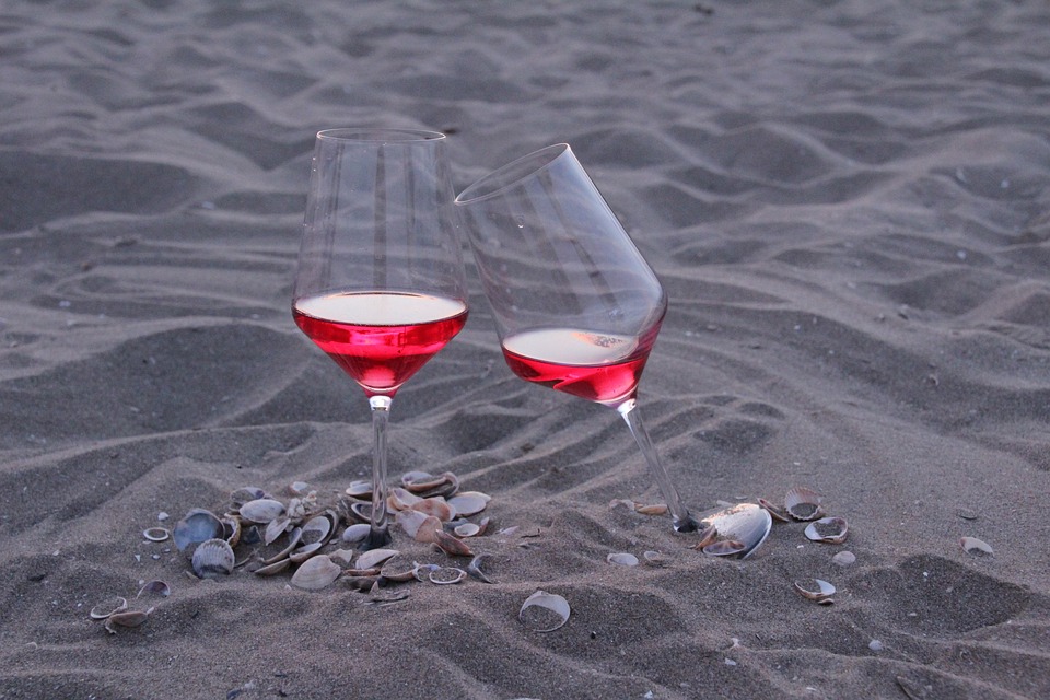 Weinglas am Strand